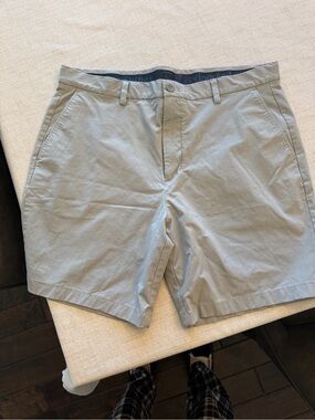 Vineyard Vines Men’s light gray Flat Front Chino Shorts